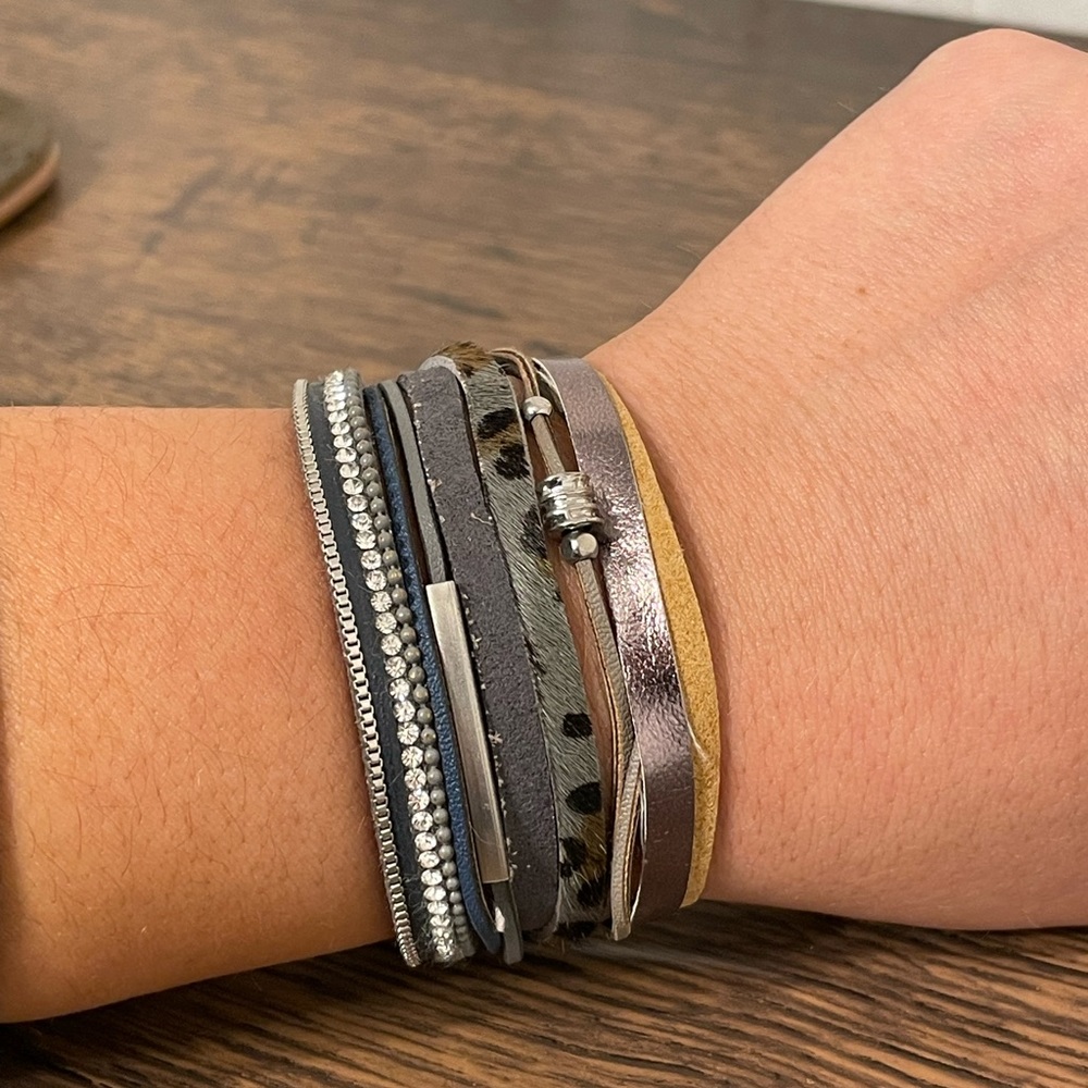 Gimmicks BlE Wrap around magnetic animal bracelet
